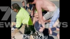 在澳大利亚的街头，几名工人上演了公民逮捕行动。警察：干得好！ （合影）