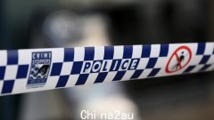 新南威尔士州北部海滩汽车坠入小溪后，一名 60 岁妇女被新南威尔士州警察救起，免于溺水