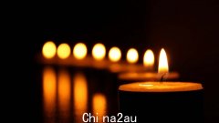 “我们的蜡烛对抗黑暗”：数百名哀悼者聚集在