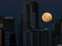 昨晚澳洲观星者们有幸看见了超级蓝色血月
