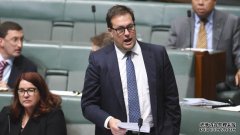 工党说，自由党的Jason Falinski 议员涉嫌具有双重