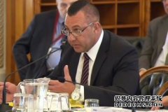 涉嫌严重不当行为，昆士兰选举委员会委员长辞