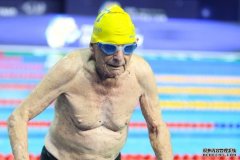 黄金海岸选拔赛上一名99岁老翁破了50米自由式记
