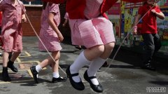 昆士兰政府改写校服政策，允许女生穿裤子