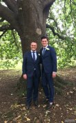 在议会求婚的澳洲议员周日和同性伴侣结婚了