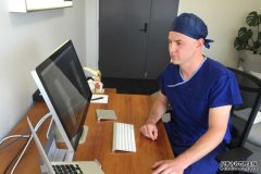 澳洲医生使用机器人协助膝盖替换手术