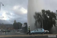 霍巴特水管爆裂水柱高达15米，公路受损