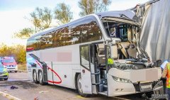 载有澳加美游客的旅游大巴上德国与货车相撞