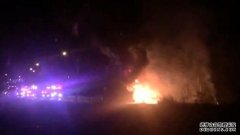 一部警车昨晚突然在悉尼M7高速上着火焚烧