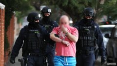 重装警察在悉尼西区一条街上搜查了5户人家