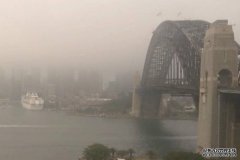 西区预防性烧山，悉尼遭大雾笼罩