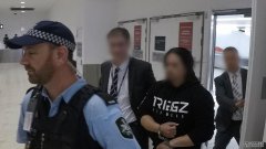 储物间搜剿现金、毒品、枪支，警方在机场抓获