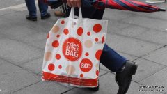 Coles也认栽，免费送可重复使用的塑料袋给顾客