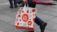 Coles 超市决定延长免费给顾客们可重复使用塑料