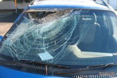 布里斯班有人投掷石头，三辆车挡风玻璃被砸碎