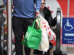超市Coles继续给顾客免费可重复使用塑料购物袋