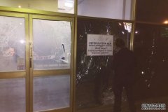 Dutton在布里斯班的办公室被人扔砖