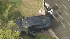悉尼北部海滩一名小男孩被后退的车撞倒