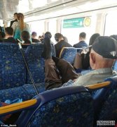 火车通勤者愤怒了 老人多次不穿鞋子把脚放在椅