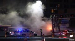 巴士在悉尼海港大桥起火烧毁，26名婚礼宾客毫发