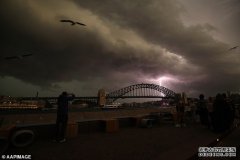 雷暴雨已经杀到悉尼，当局呼吁民众今天在家工