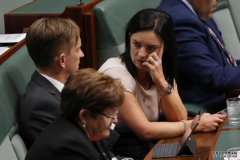 工党议员 Emma Husar 正式失去了党的支持，不再代