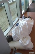 一名老人被迫躺在医院地上的画面激起了公愤