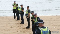 大批敌对左右翼分子在St Kilda海滩进行政治抗议