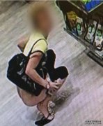 警方追捕一名在超市里小便的女子