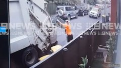 懒惰的工人把整个垃圾桶扔进垃圾车里
