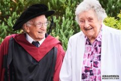 94岁的曾祖父成为澳洲年纪最大的博士毕业生