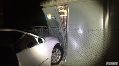 车子撞到了信号箱 悉尼通勤者要准备好延误
