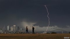 昨晚强风暴后数千悉尼人仍无电力供应
