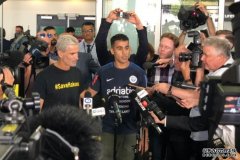 在泰国被拘押两个月的澳洲难民足球运动员终于