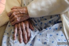 85岁老妇人在其退休住所里遭非礼