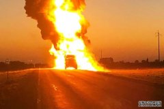 赶赴灾区的油罐车在路上爆炸起火