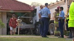 悉尼一辆没有司机的货车撞到了房子