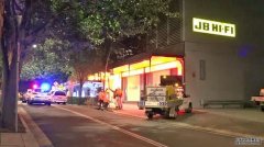 小偷从屋顶进入JB HI-FI电器店偷东西时掉到地上受