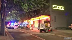 小偷从屋顶进入JB HI-FI电器店偷东西时掉到地上受