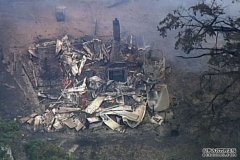 Ballarat多处山火失控，多个房屋汽车被毁