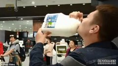 中国游客拿着2.5升牛奶过机场安检被拦下 不想浪