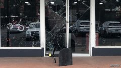 两名嫌犯驾车撞破商店大门，偷走四辆自行车