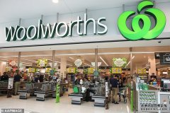 难民母亲在Woolworths看便秘产品时踩到葱而滑倒