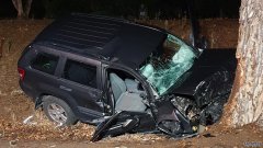 吉普大切诺基撞树，26岁司机身亡