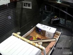 视频：歹徒驾车撞门，拉走了ATM