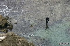 53岁男子抓螃蟹被卷入水失踪，今天警方继续搜救