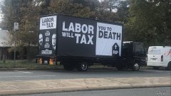 堪培拉自由党坚持竖起广告牌，说“工党将收税