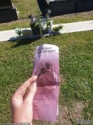 20岁儿子自杀 悲痛的母亲在其坟墓上发现耶和华