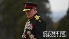 总督Peter Cosgrove卸任前最后一次穿上军服