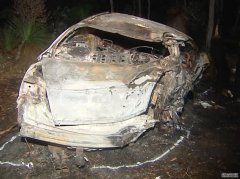 汽车撞进林地起火后座乘客遇难，获救的司机现